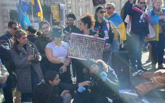 وحید بهشتی، فعال حقوق بشر در تجمع ایرانیان و اوکراینیها در لندن حاضر شد و سخنرانی کرد