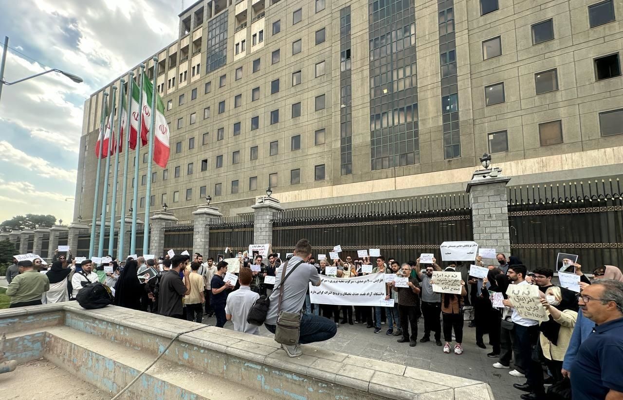 دانشگاه آزاد کاهش شهریه دانشجویان علوم پزشکی را مشروط به «تعهد خدمت» کرد