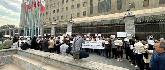 تجمع دانشجویان رشتههای علوم پزشکی دانشگاه آزاد در اعتراض به شهریههای بالا