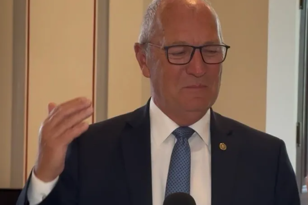 مؤيدًا تفعيل "آلية الزناد".. سيناتور أميركي: لا ضرورة لاستمرار المواجهة العسكرية مع إيران