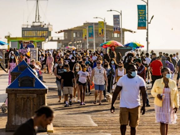 در پی افزایش مداوم موارد ابتلا به کرونا، پوشیدن ماسک در لسآنجلس دوباره اجباری شد