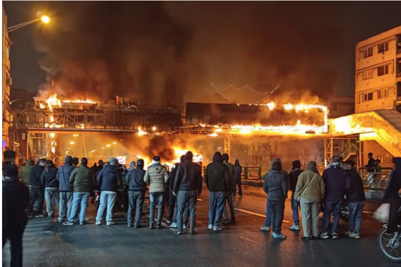 ترامب يراجع خيارات عسكرية بعد مقتل المئات خلال قمع الاحتجاجات في إيران