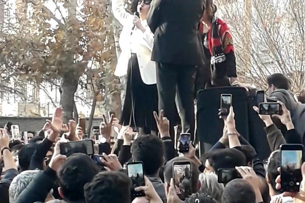 بعد اعتداءات وقمع أمني عنيف..اعتقال نرجس محمدي ونشطاء آخرين بمراسم تأبين سجين سياسي إيراني