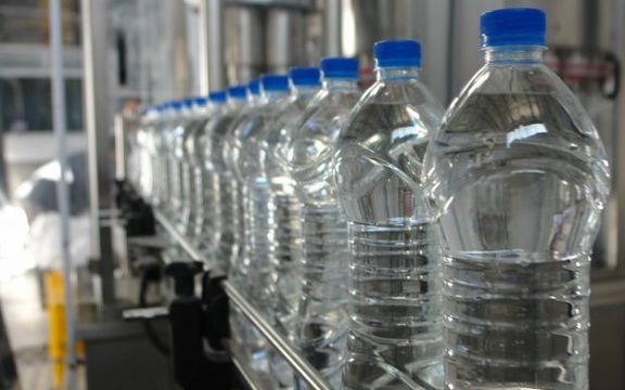 سازمان تعزیرات حکومتی: گران فروختن آبمعدنی جرم است، مردم گزارش کنند
