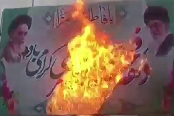 مظاهرات ليلية بعدة مدن إيرانية وحرق لافتات سليماني وخامنئي في طهران