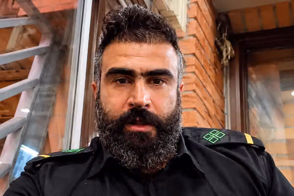 نیروهای لباسشخصی سیاوش پرونده، نگهبان پاساژ گلستان شهرک غرب، را بازداشت کردند