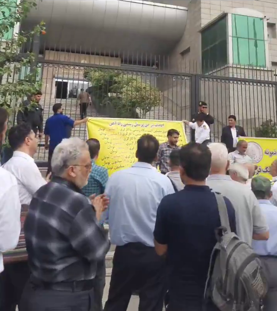 کارکنان راه‌آهن در تهران در اعتراض به «سفره‌های خالی» مقابل وزارت راه تجمع کردند