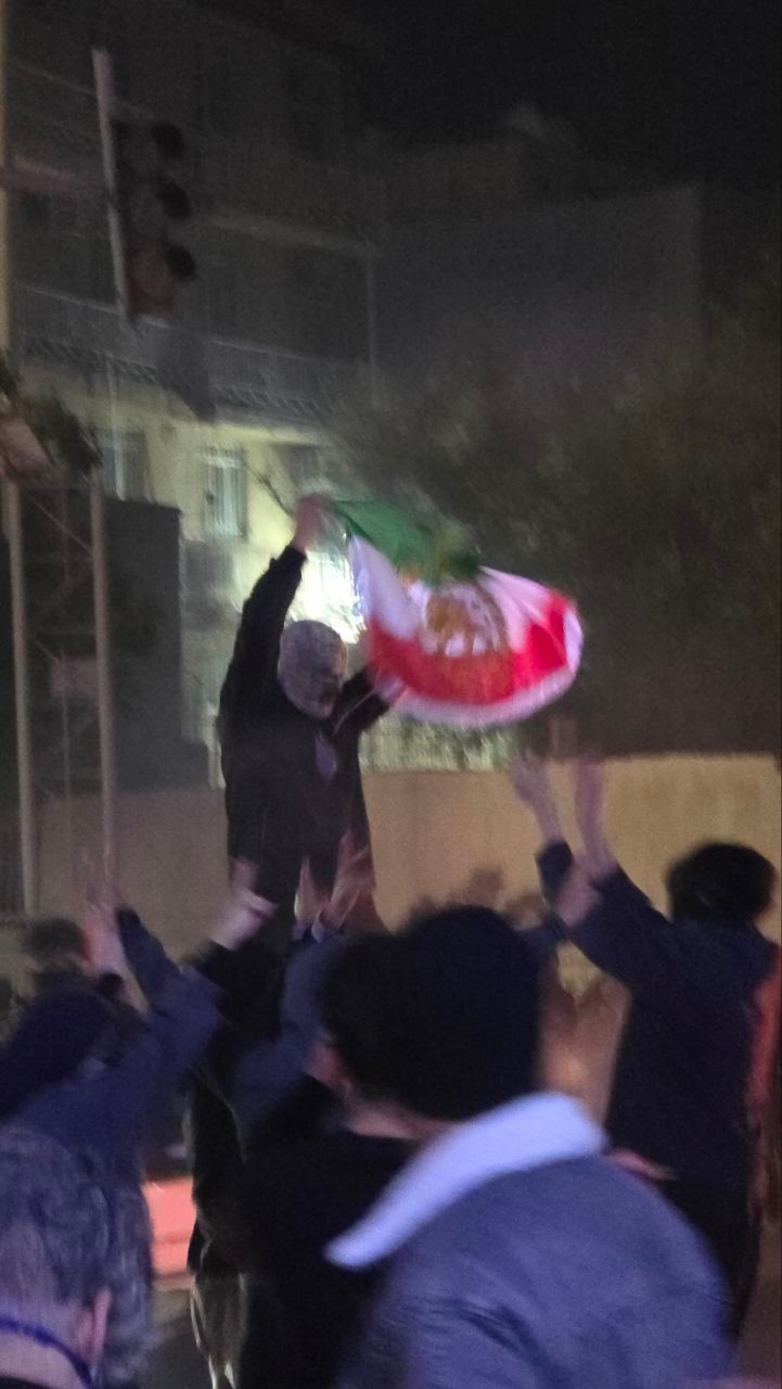 تقارير من بوشهر:تسجيل أكثر من 20 حالة "فقدان عين" جراء إطلاق نار الأمن من فوق أسطح المساجد