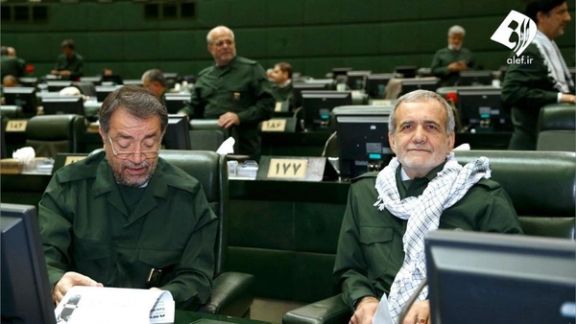 مسعود پزشکیان، نامزد جریان اصلاحات، در پاسخ به انتقاد یک دانشجو از پوشیدن لباس سپاه گفت: من باز هم لباس سپاه میپوشم؛ سپاه اگر نبود کارمان تمام شده بود.،