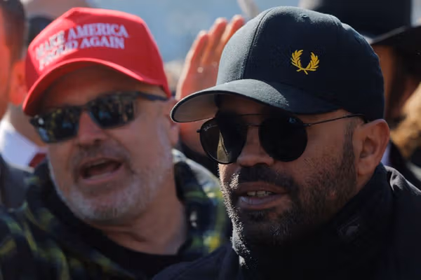 شکایت ۱۰۰ میلیون دلاری رهبران «پراد بویز» از دولت آمریکا پس از عفو از سوی ترامپ