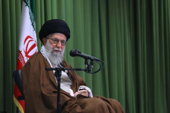 در دیدار مورخ ۲۶ مهرماه ۱۳۹۶: «من البته نمیخواهم وقت را حالا صرف پاسخگویی به اباطیل و یاوهگوییهای این رئیسجمهور شارلاتان و بیچاکدهن آمریکا(ترامپ) بکنم.»