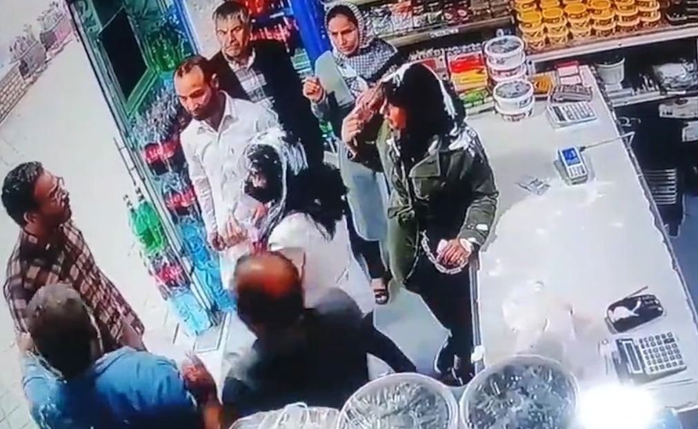 اعتقال سيدتين في إيران بعد سكب "باسيجي" الزبادي فوق رأسيهما.. لـ"عدم امتثالهما للحجاب"