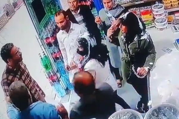 اعتقال سيدتين في إيران بعد سكب "باسيجي" الزبادي فوق رأسيهما.. لـ"عدم امتثالهما للحجاب"