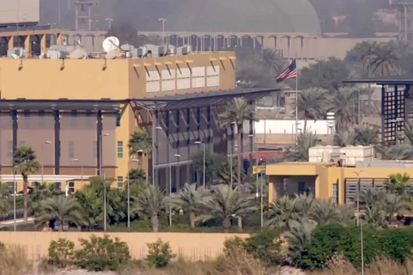 أميركا تُخلي موظفي سفارتها غير الضروريين في العراق وتسمح لعائلات العسكريين بمغادرة المنطقة