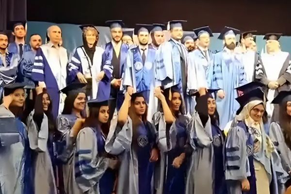 حفل تخرج لطالبات إيرانيات دون الحجاب الإجباري يطيح برئيس جامعة "شريف للتكنولوجيا"