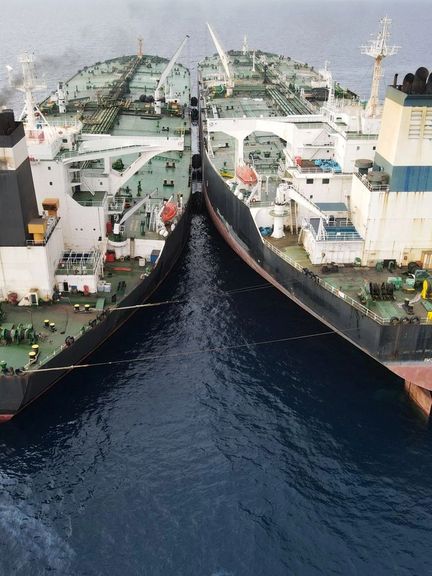 شبکه سیبیاس نیوز: چین با دور زدن تحریمها همچنان مخفیانه از ایران نفت میخرد