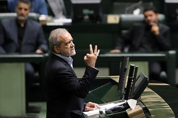 لم يخصص منصبًا واحدًا لأهل السُّنة.. انتقاد تشكيلة حكومة "بزشكيان" في البرلمان الإيراني