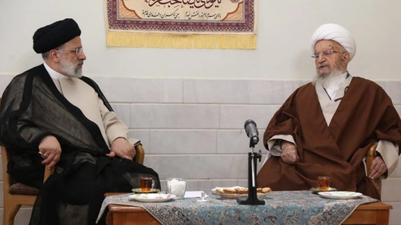 Ayatollah Nasser Makarem Shirazi (R), Iran's President Ebrahim Raisi (L)