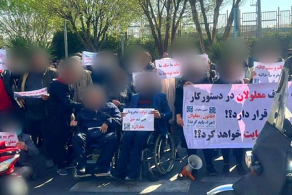 احتجاج ذوي الإعاقة ومسؤولي تأهيلهم لتجاهل مطالبهم.. والأمن الإيراني يعتدي على المعاقين