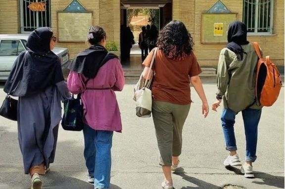 "حجاب النساء"... سلاح ثوري للإطاحة بالنظام الإيراني