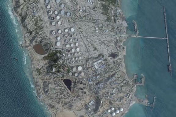 بلومبرگ: صادرات نفت از جزیره خارک برای نخستین بار از آغاز جنگ، چند روز متوقف شد
