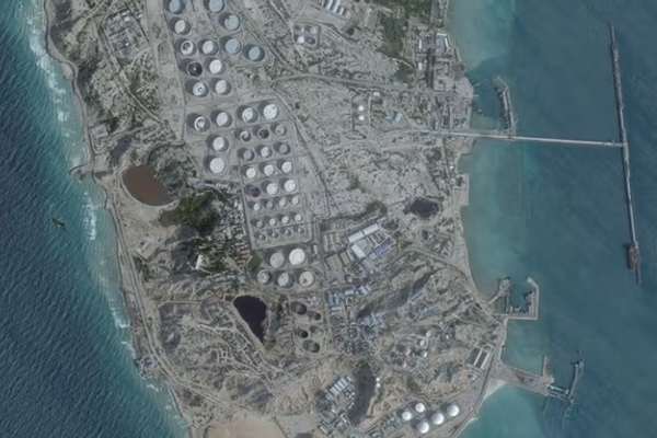 بلومبرگ: صادرات نفت از جزیره خارک برای نخستین بار از آغاز جنگ، چند روز متوقف شد