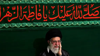 المقربون من خامنئي يحذرون من انهيار النظام