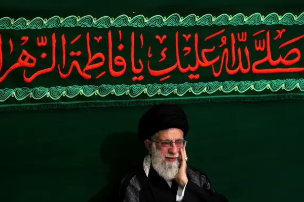 المقربون من خامنئي يحذرون من انهيار النظام