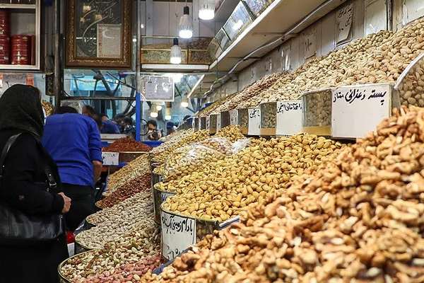 در بازار یلدای امسال مردم آجیل و شیرینی را قسطی میخرند