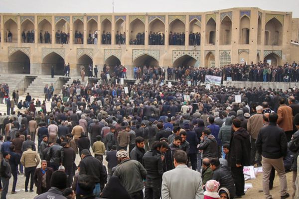 احتجاج مزارعي أصفهان بوسط إيران على قطع حصصهم من المياه يدخل يومه الرابع
