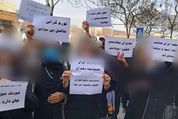 تجمعات احتجاجية في عشرات المدن الإيرانية على تسمم الطالبات.. والأمن يعتدي على المتظاهرين