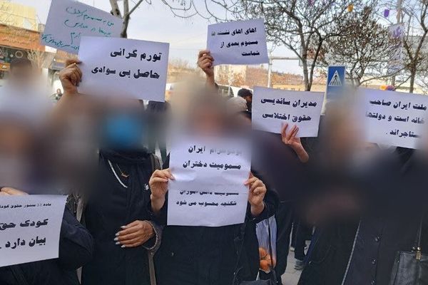 تجمعات احتجاجية في عشرات المدن الإيرانية على تسمم الطالبات.. والأمن يعتدي على المتظاهرين