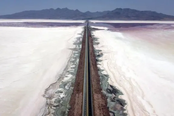 یک استاد دانشگاه: احیای کامل دریاچه ارومیه دستکم ۱۴ سال زمان میبرد