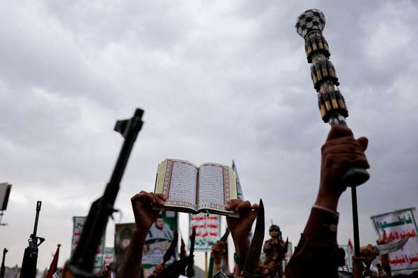 استخدام الحوثيين للذخائر العنقودية يشكّل فصلاً جديدًا في المواجهة بين إيران وإسرائيل