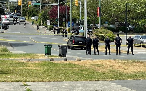 در پی درگیری مسلحانه در بانکی در جزیره ونکوور کانادا دو مظنون مسلح کشته و ۶ پلیس زخمی شدند