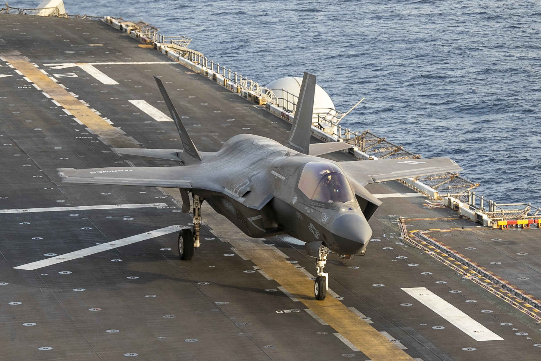 در آستانه مذاکرات؛ سنتکام تصاویر پرواز «اف-۳۵» از ناو آمریکایی منتشر کرد