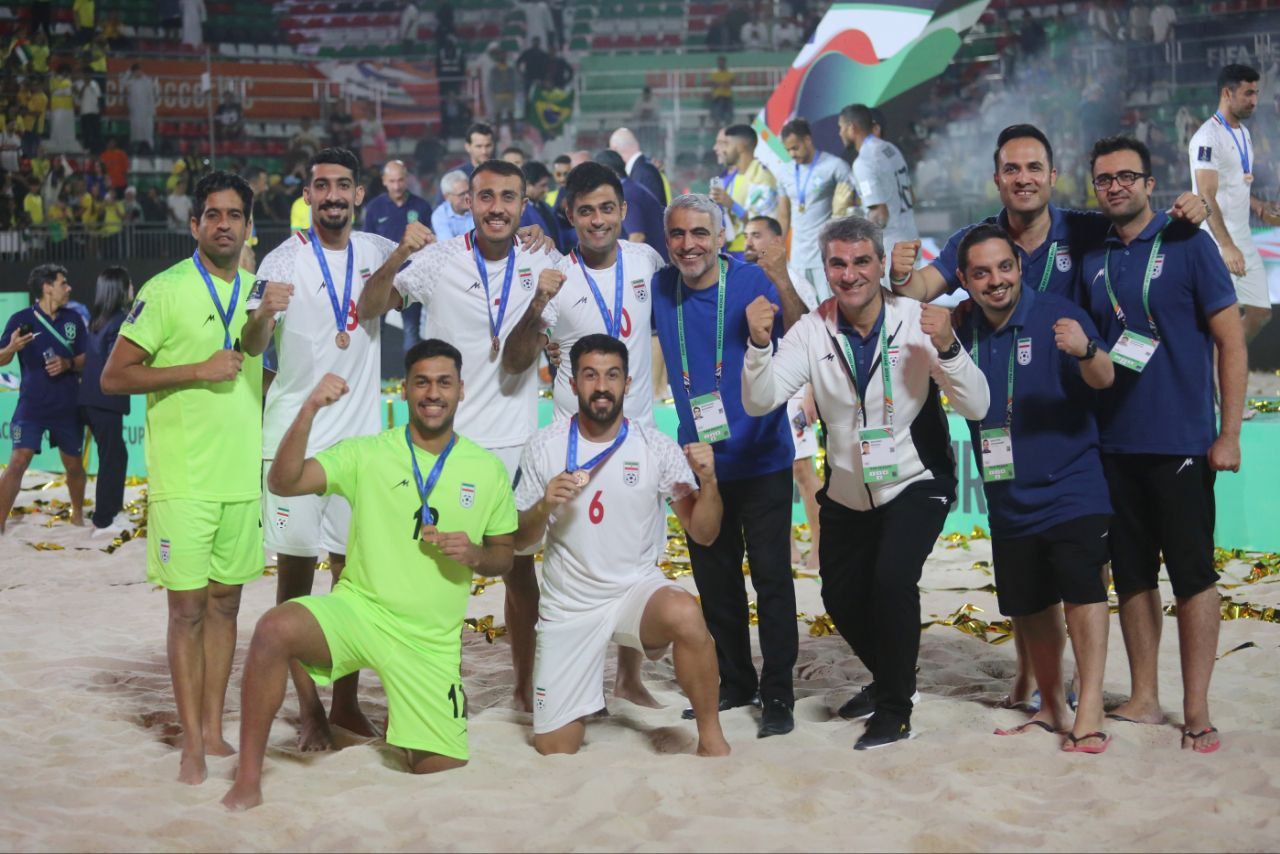 کنایه روزنامه شرق؛ به فوتبال ساحلی حواله خودرو که نمی‌دهید دست‌کم حواله موتورسیکلت بدهید