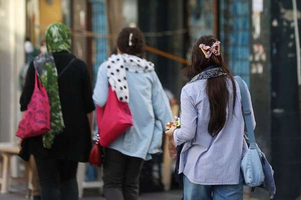 إيرانيات يتلقين رسائل تهديد "رسمية" بسبب الحجاب.. وناشطات: إجراءات غير قانونية