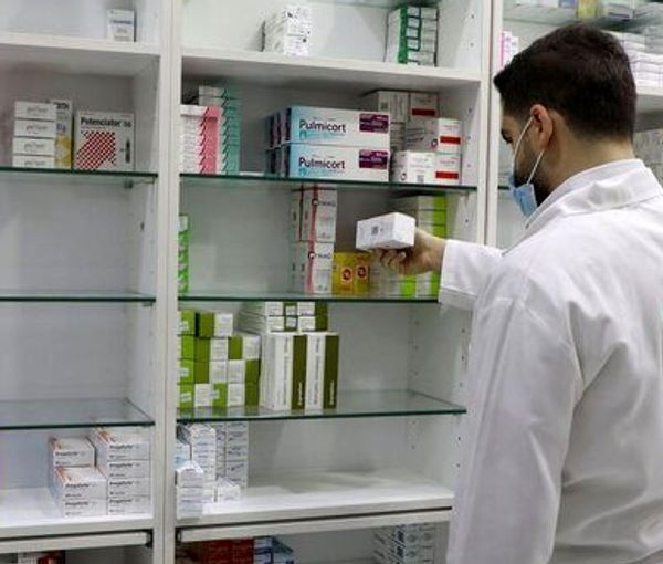 نقص الأدوية في إيران ينذر بأزمة سياسية.. والصيدليات خاوية بسبب الاحتكار والتهريب