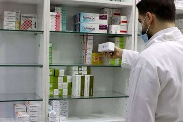 نقص الأدوية في إيران ينذر بأزمة سياسية.. والصيدليات خاوية بسبب الاحتكار والتهريب