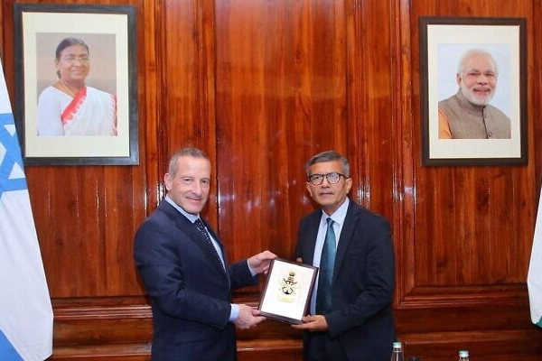 المدير العام لوزارة الدفاع الإسرائيلية يشارك "تجربة الحرب" ضد إيران مع المسؤولين الهنود