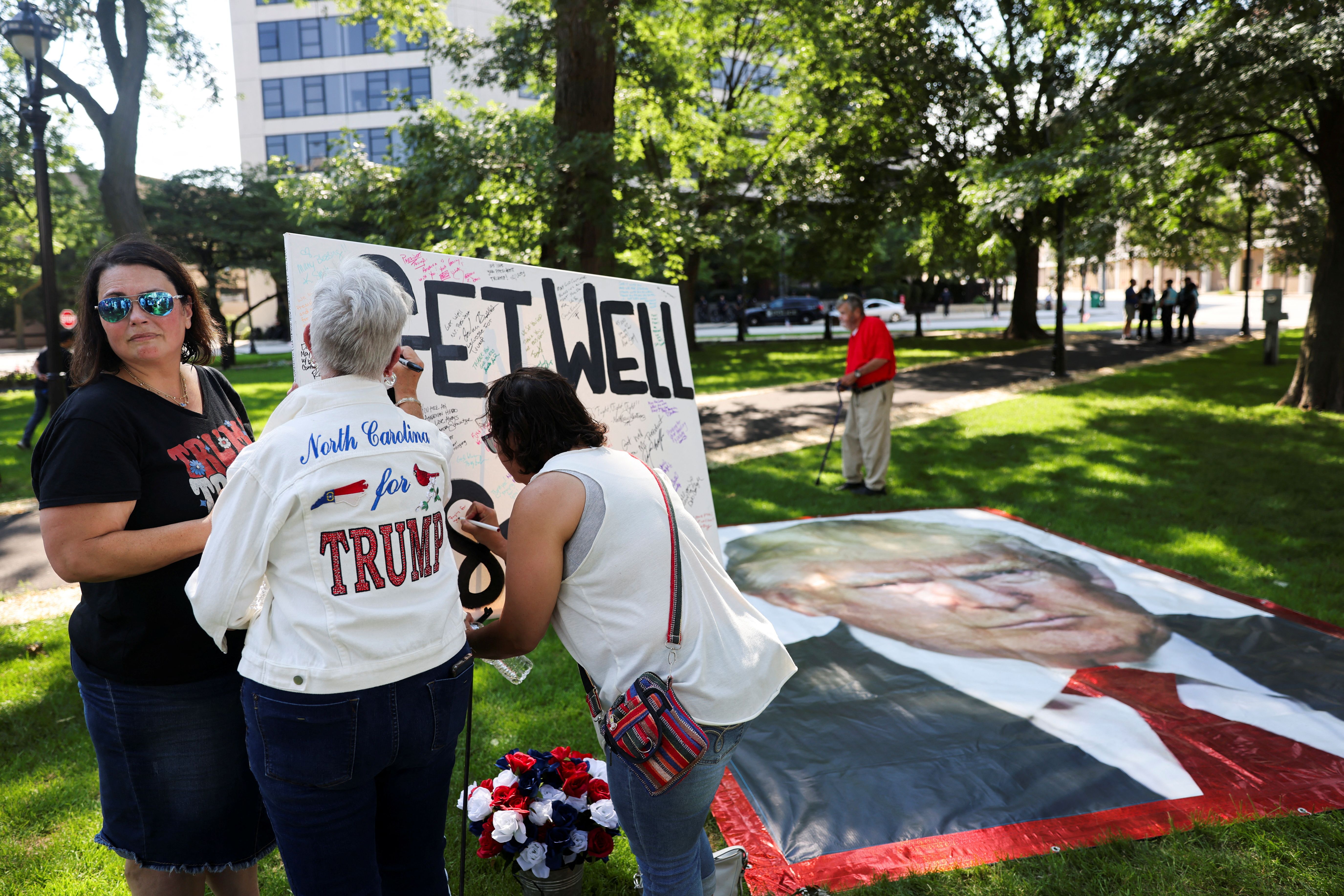 تجمع حامیان ترامپ در نزدیکی محل برگزاری کنوانسیون ملی جمهوری‌خواهان در میلواکی، ۲۴ تیر