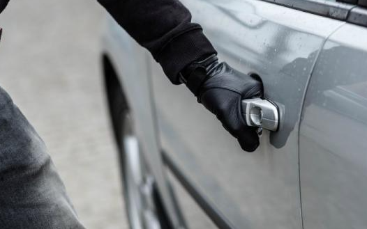 فرمانده انتظامی ری از دستگیری سارق حرفهای خودرو که با چادر زنانه سرقت میکرد، خبر داد