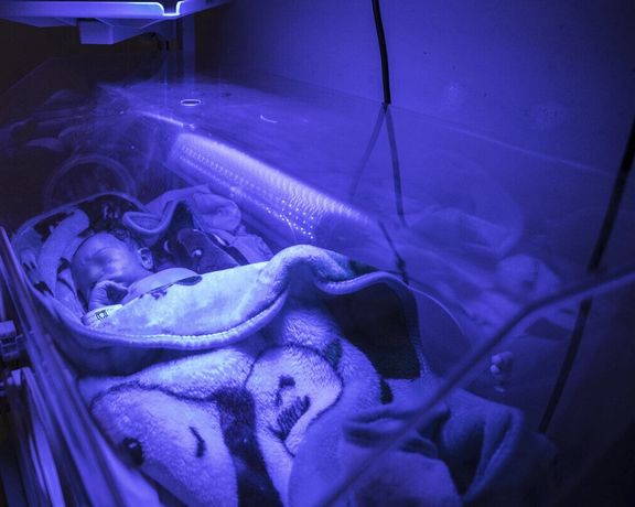 به دنبال جان باختن یک نوزاد در بیمارستان، وزارت بهداشت وعده داد با افراد مسوول برخورد کند