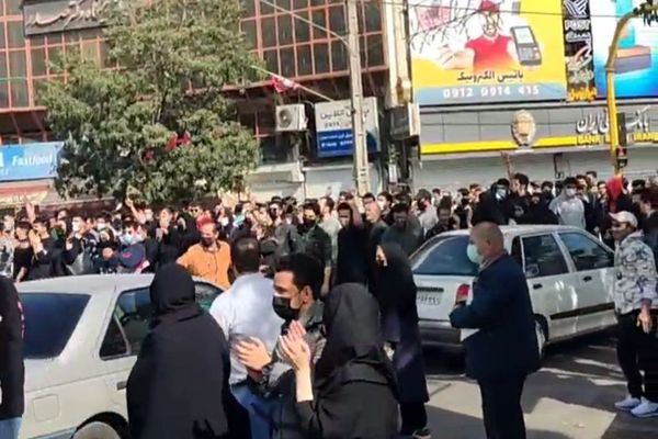 انتفاضة إيران: اتساع المظاهرات.. وحرائق بسجن إيفين.. والنظام يستميت بالتعتيم والتشويه
