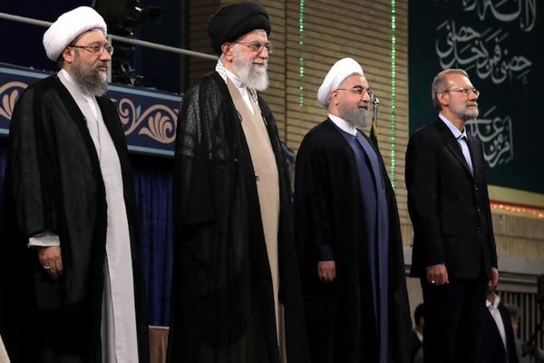 لو فيغارو: محاولة روحاني لإقصاء خامنئي خلال ذروة الاحتجاجات باءت بالفشل