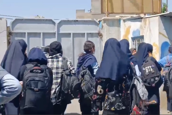 المجلس التنسيقي لنقابات المعلمين الإيرانيين يطالب بتشكيل "لجان شعبية" لحماية التلميذات