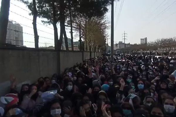 رغم الاتفاق مع "الفيفا".. إيران تبيع التذاكر للنساء ولا تسمح لهن بدخول الملعب