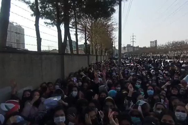 رغم الاتفاق مع "الفيفا".. إيران تبيع التذاكر للنساء ولا تسمح لهن بدخول الملعب