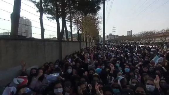 از ورود زنان به ورزشگاه برای دیدن مسابقه تیم ملی فوتبال ایران و لبنان در مشهد جلوگیری شد